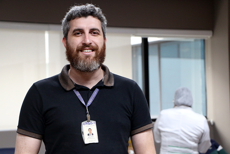 Bruno Rodrigues, homem de barba e cabelos grisalhos e pele branca.