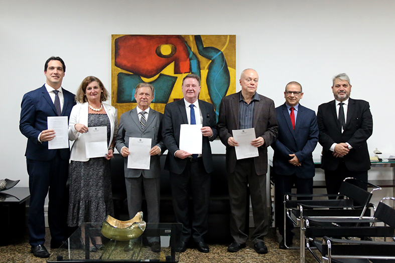 Autoridades do judiciário capixaba e representantes da OAB-ES posam para foto.