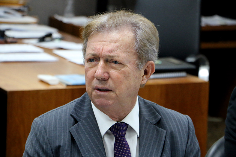 O presidente do TJES, desembargador Fabio Clem, em reunião no gabinete da presidência.