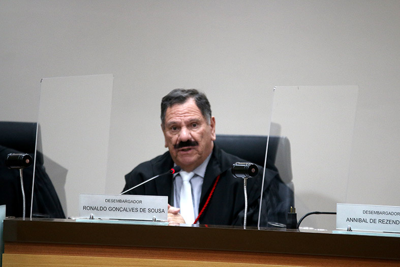 O desembargador Ronaldo Gonçalves, homem de pele branca, cabelos e bigode na cor preta.