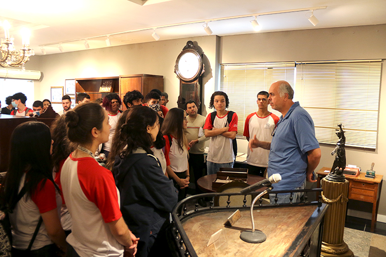 Estudantes da rede pública de Vila Velha visitam o Centro de Memória do TJES.