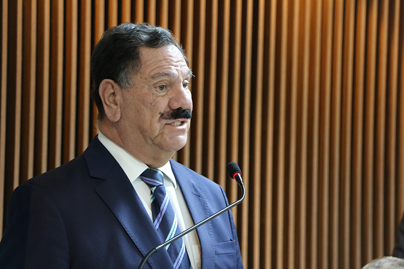 O presidente do TJES, desembargador Ronaldo Gonçalves, fala ao microfone.