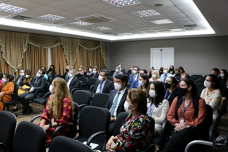 grupo de pessoas assistindo a uma palestra