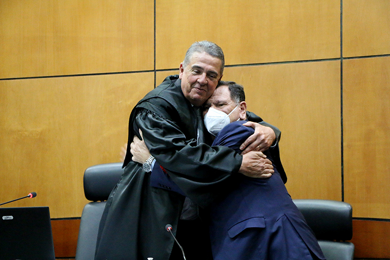 O presidente do TJES, Desembargador Ronaldo Gonçalves e o novo Presidente do TRE-ES se abraçam.