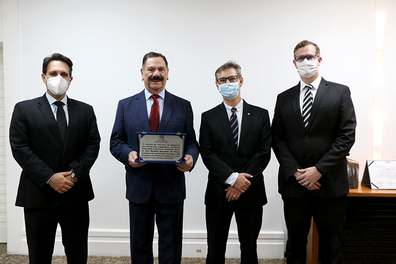 O presidente do TJES, Desembargador Ronaldo Gonçalves e os juízes assessores especiais da presidência do TJES, Thiago Albani Oliveira Galveas e Felippe Monteiro Morgado Horta, posam para foto.