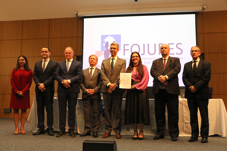 Autoridades do judiciário posam para foto.