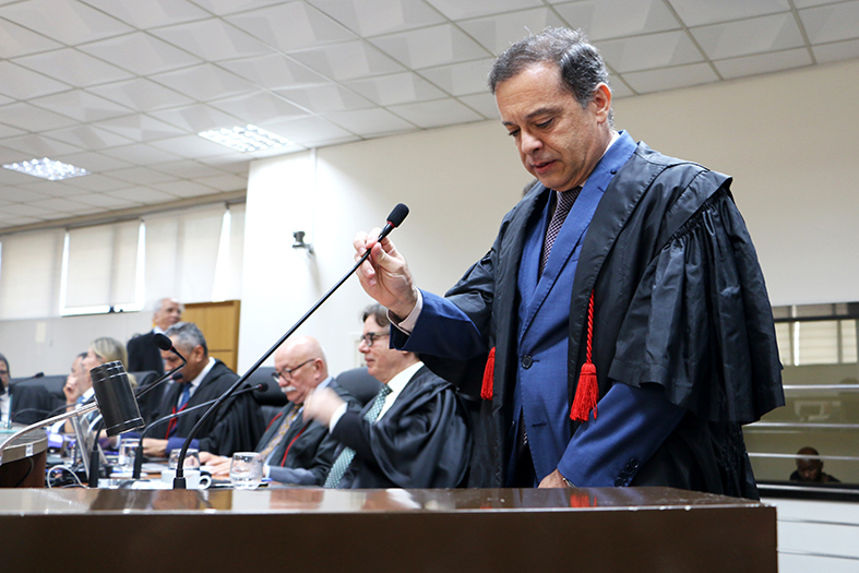 O desembargador Fábio Brasil Nery fala ao microfone.