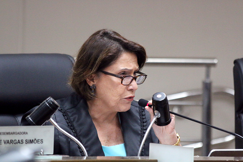 A desembargadora Eliana Junqueira Munhós fala ao microfone durante sessão do tribunal pleno.