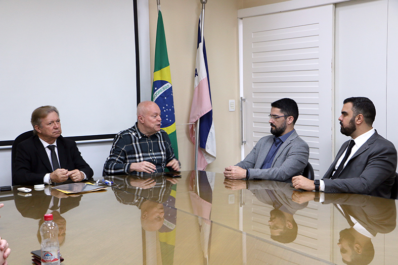 Autoridades diversas em reunião na presidência do TJES.