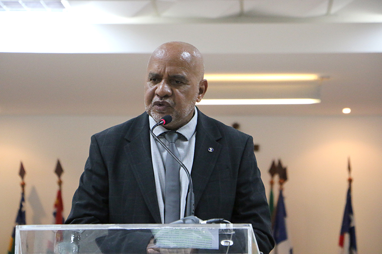 O diretor da emes, desembargador William Silva fala ao microfone.
