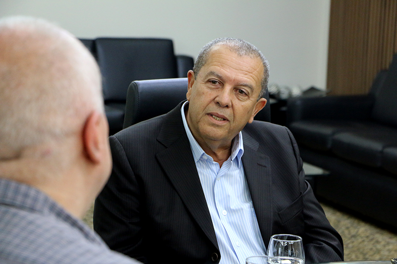 O prefeito Gilmar Borges hoem de pele branca, clavo, vestindo paletó na cor preta e camisa de botão na cor azul claro.