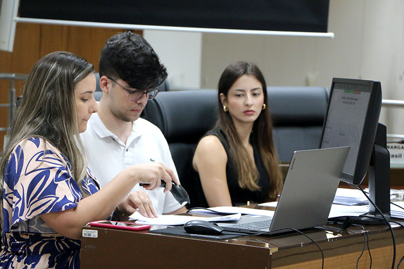 Banca verificando as provas.