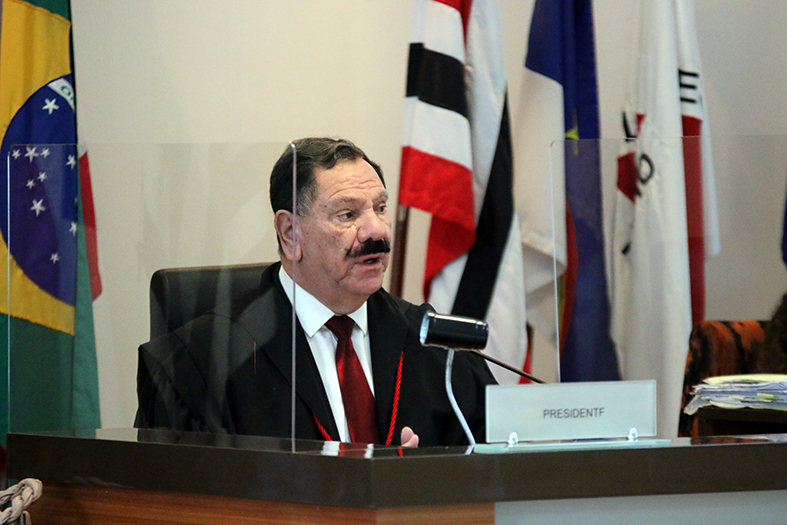 O presidente do TJES, desembargador Ronaldo Gonçalves de Sousa fala ao microfone no Tribunal Pleno.