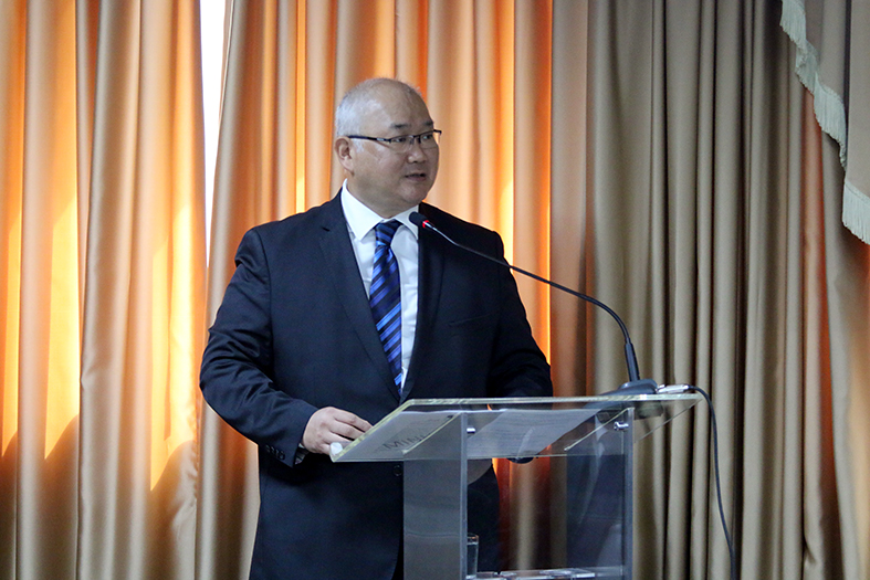 O conselheiro do CNJ, Richard Pae Kim fala ao microfone.