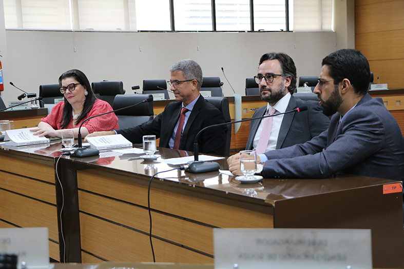 Autoridades diversas em mesa de debates.