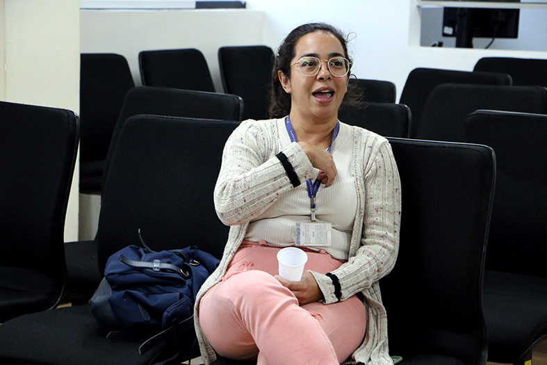 Servidora Bárbara Leite, mulher de pele branca, com cabelos na cor preta.