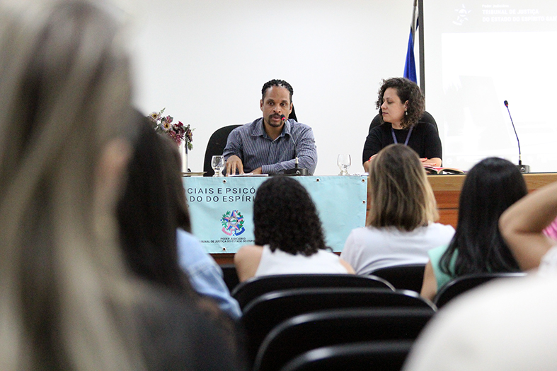 Assistentes Sociais e Psicólogos debatam em evento no auditório da Corregedoria.
