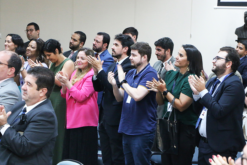 Plateia presente na despedida do desembargador Raimundo aplaude de pé o seu discurso.