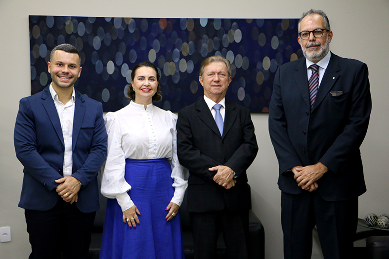 Autoridades diversas posam para foto.