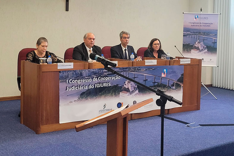 O vice-presidente do TJES, desembargador Namyr Carlos participa de uma das mesas durante o evento.