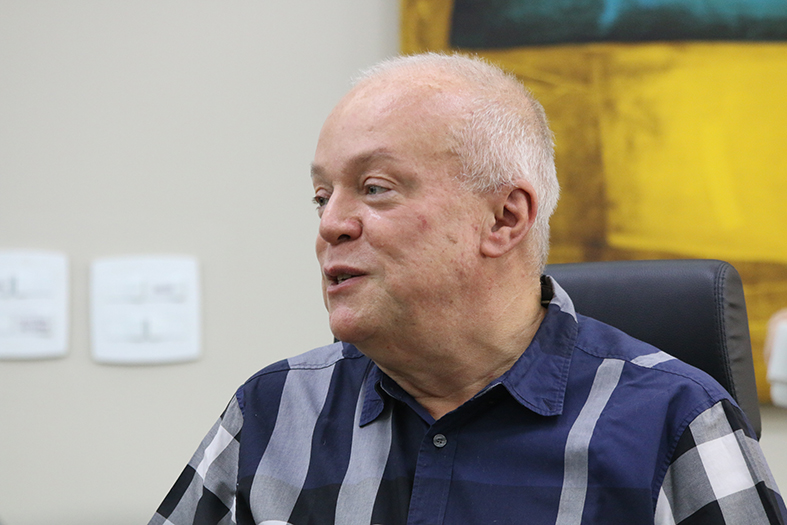 O desembargador Pedro Valls Feu Rosa, homem de pele branca, com cabelos na cor branca.