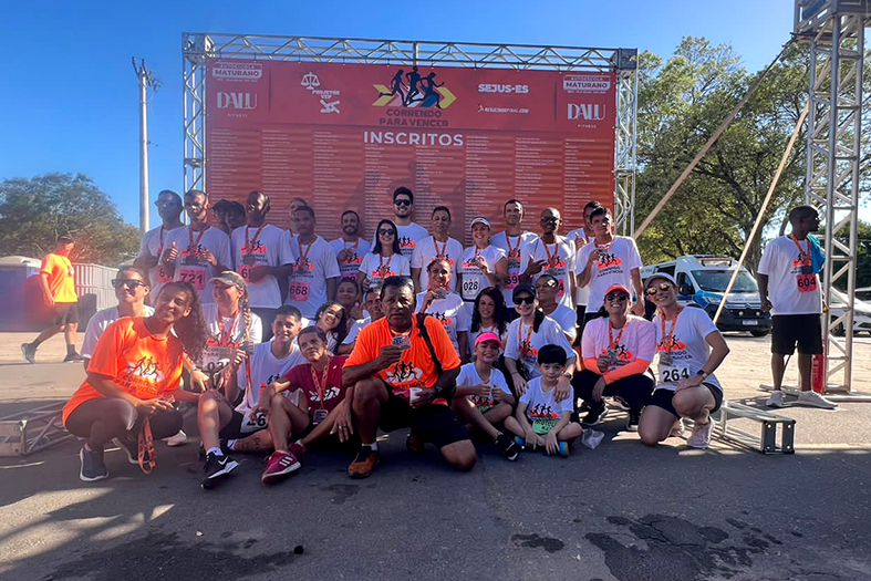 Competidores da corrida do projeto "Correndo para Vencer" posam para foto.