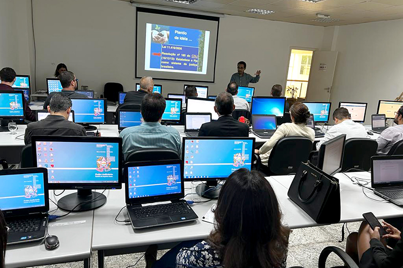Membros do poder judiciário capixaba participam de uma capacitação.