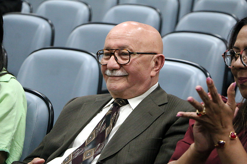 Desembargador Raimundo Siqueira Ribeiro, homem de pele branca, calvo e de óculos com armação na cor preta.