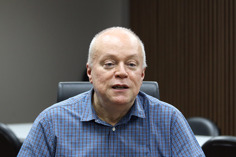 O desembargador Pedro Vals Feu Rosa em reunião com representantes do município de Conceição da Barra/ES..