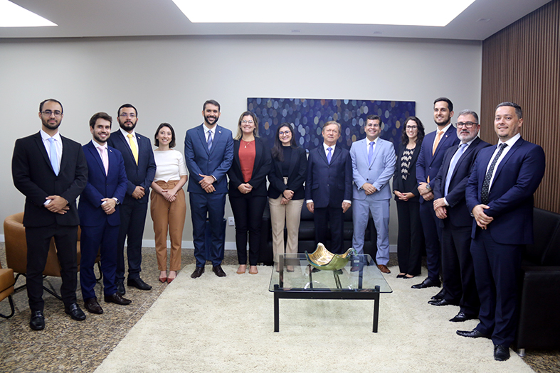 Autoridades diversas posam para foto.