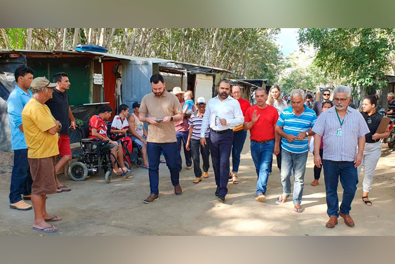 Integrantes da Comissão Regional de Soluções Fundiárias caminham na ocupação em Boa Esperança/ES.