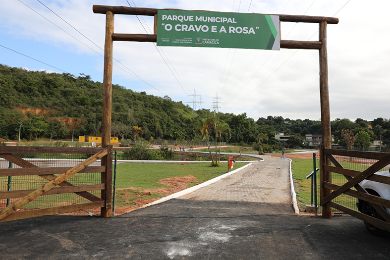portal de entrada de um parque. na placa lê-se: Parque Municipal O Cravo e a Rosa