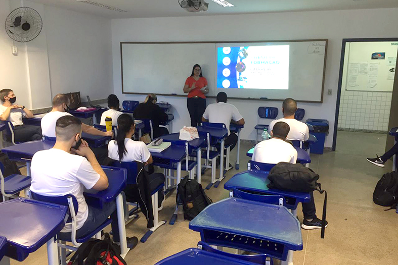 pessoas em sala de aula assistindo a uma apresentação