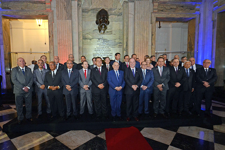 Presidentes dos TJ's de todo o Brasil posam juntos para uma foto na sede do TJBA.
