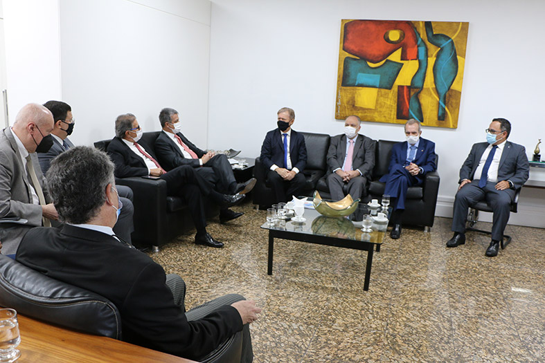 Autoridades do Judiciário em reunião no gabinete da Presidência do TJES.