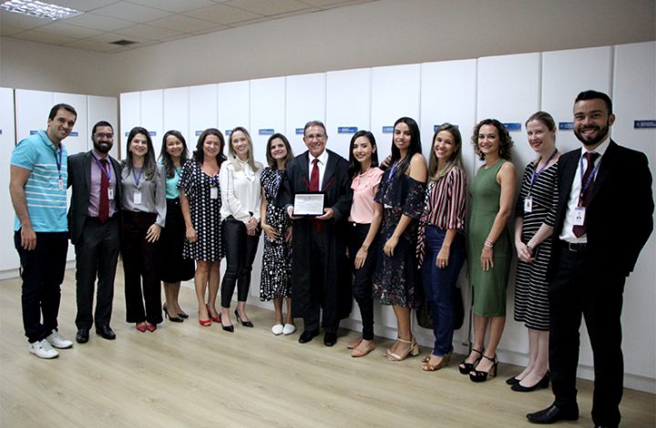 Desembargador Carlos Simões recebe homenagem de servidores ao completar 10 anos de TJES