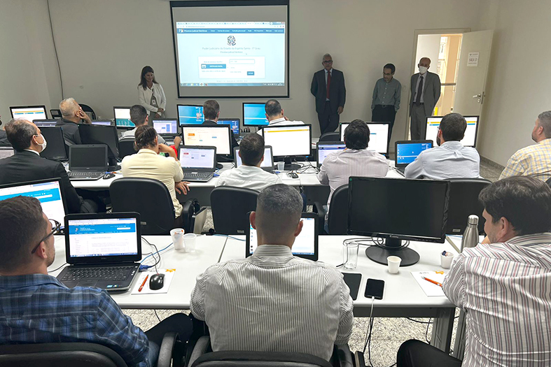 Membros do poder judiciário capixaba participam de uma capacitação.