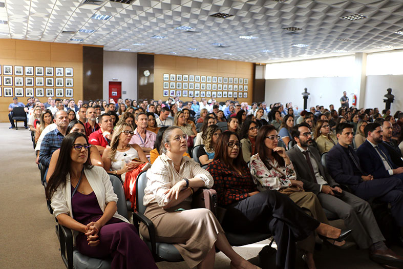 Salão do tribunal pleno do TJES repleto de pessoas.
