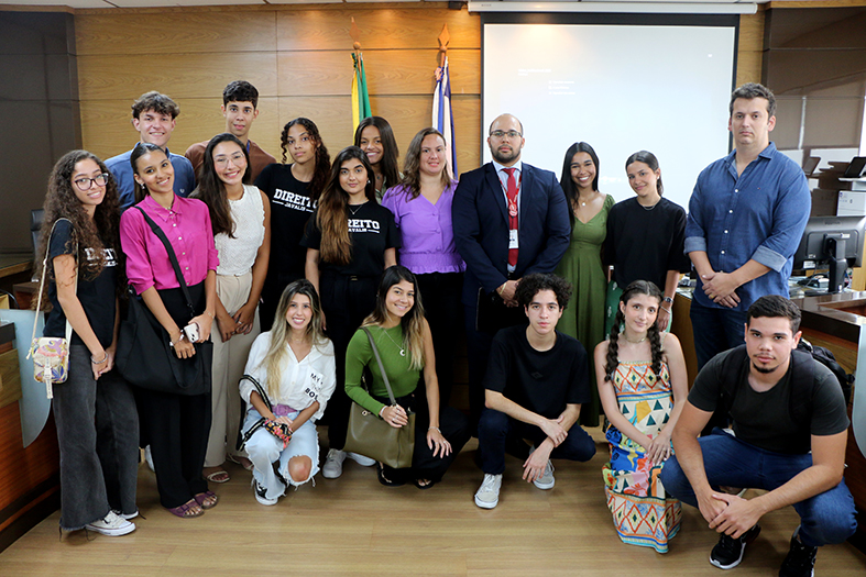 Alunos da Multivix posam para foto.