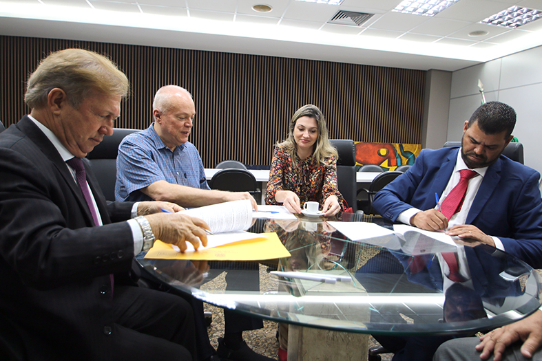Autoridades diversas assinam documento.