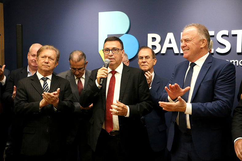 O diretor-presidente do Banestes, José Amarildo Casagrande fala ao microfone.
