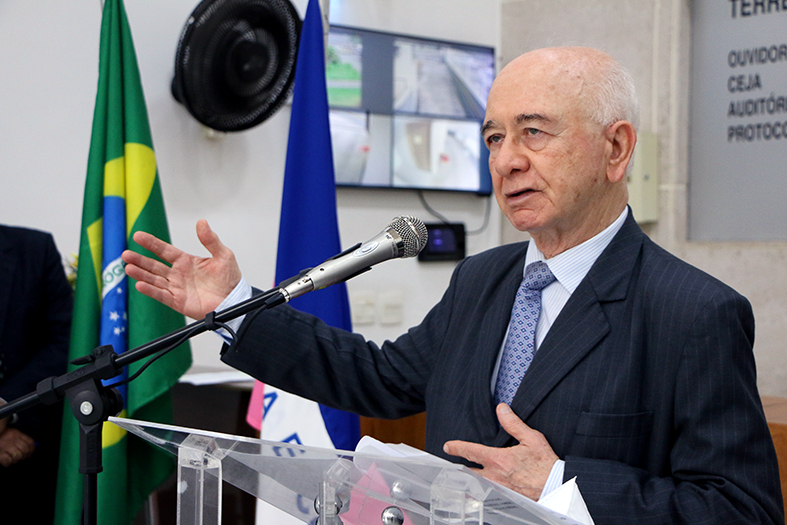 O Corregedor Geral da Justiça do Espírito Santo, desembargador Ney Batista Coutinho fala ao microfone.