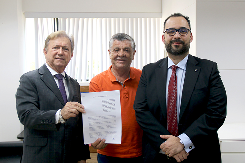 Autoridades diversas posam para foto.