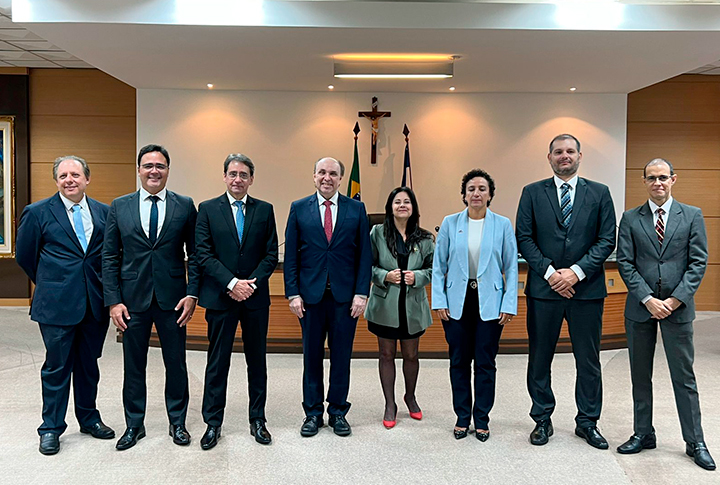 Representantes da justiça capixaba posam para foto.