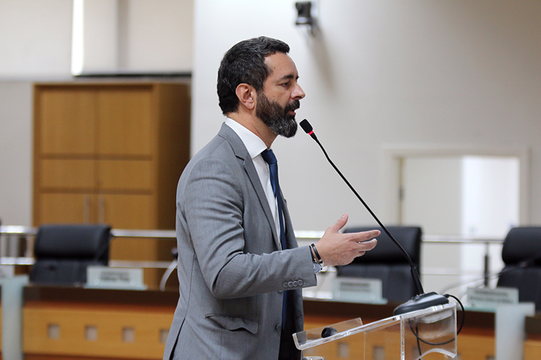 O conselheiro Rodrigo Chamoun, homem de pele branca com cabelos e barba na cor preta.