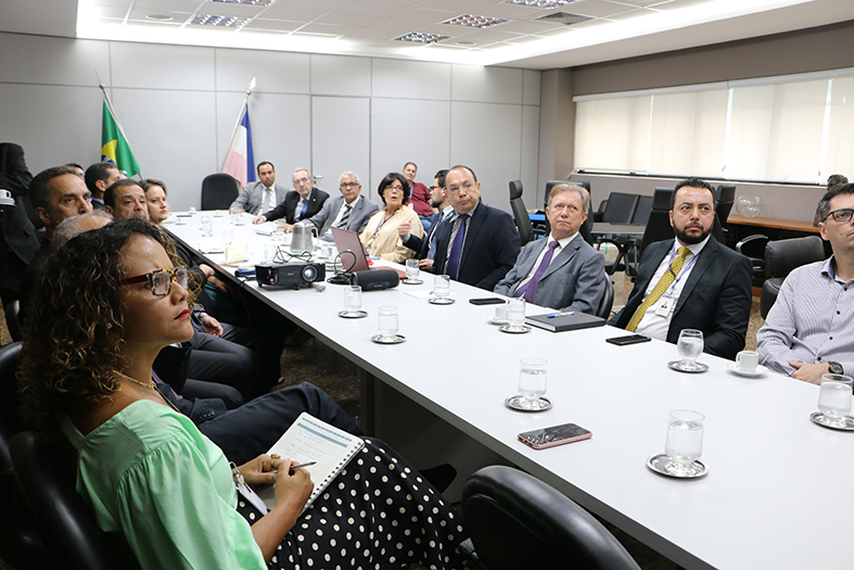 Autoridades do judiciário capixaba e representante do judiciário de Goiás reunidas no gabinete da presidência do tjes.