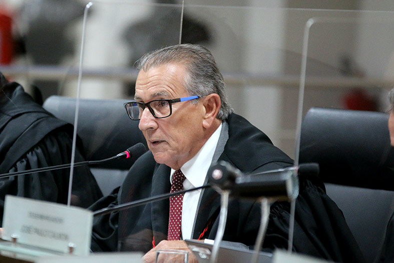 O desembargador Carlos Simões, homem de pele parda e cabelos grisalhos.