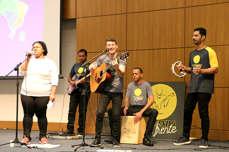 Músicos se apresentando ao vivo.