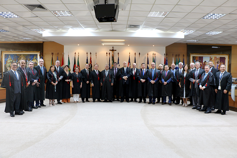 Desembargadores do TJES posam para foto no salão do tribunal pleno.