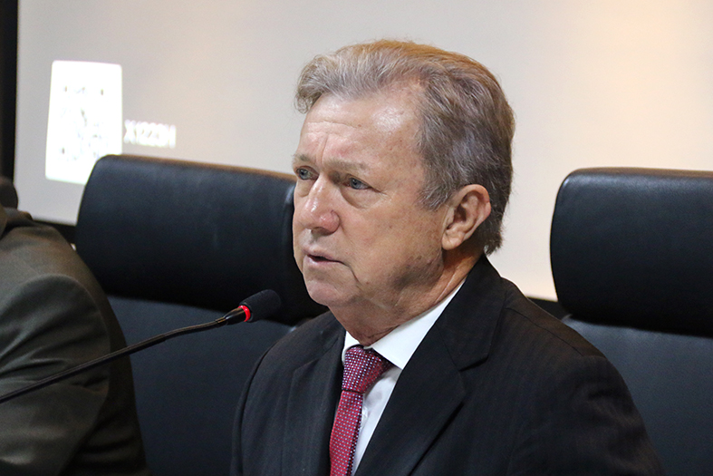 O presidente do Tribunal de Justiça, desembargador Fabio Clem de Oliveira, fala ao microfone.
